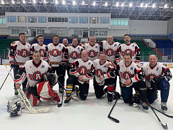  Команда Нижневартовска завоевала бронзовые медали на турнире по хоккею среди ветеранов спорта 