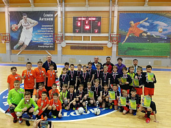  Футболисты СШОР "Самотлор" выиграли первенство. 