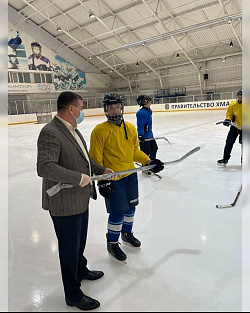  У хоккеистов нижневартовской команды "Филин" новенькие клюшки 